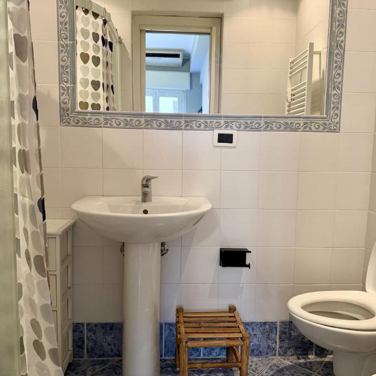 HOST4U - In Centro a Imperia con Balcone - Casa Margherita - Appartamento con 1 Camera da Letto - 11