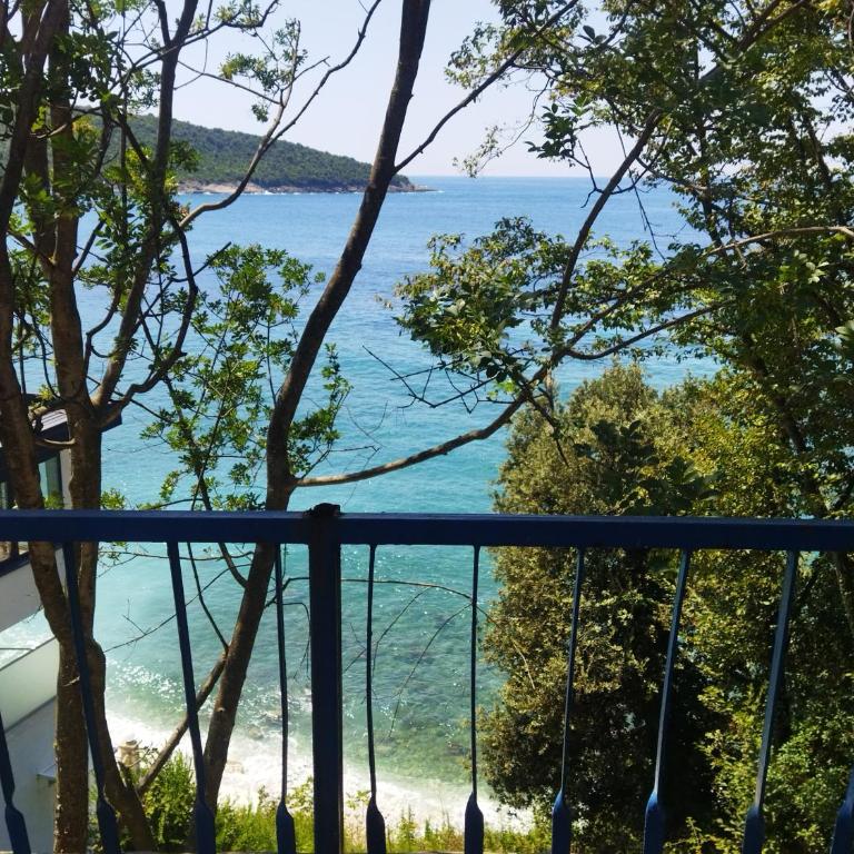 Beach House Kruče - Apartman sa 2 Spavaće Sobe, Balkonom i Pogledom na More - 35