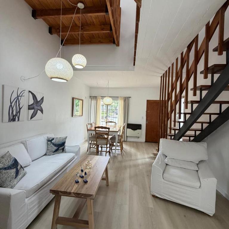 Duplex moderno reciclado a metros del mar - Three-Bedroom Apartment - 1