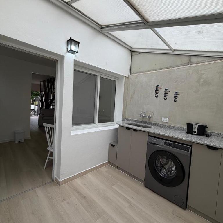 Duplex moderno reciclado a metros del mar - Three-Bedroom Apartment - 6