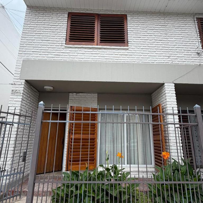 Duplex moderno reciclado a metros del mar - Three-Bedroom Apartment - 7