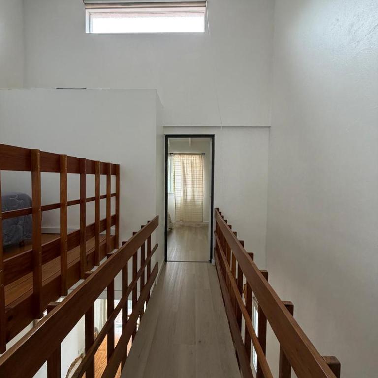 Duplex moderno reciclado a metros del mar - Three-Bedroom Apartment - 9