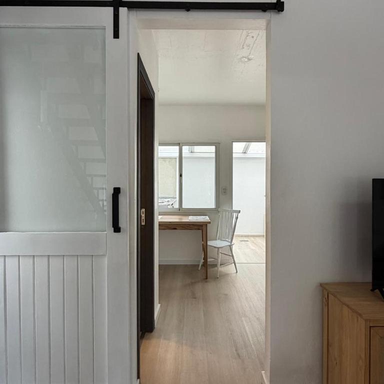 Duplex moderno reciclado a metros del mar - Three-Bedroom Apartment - 11