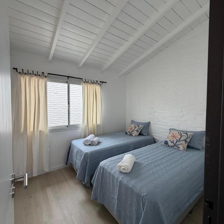 Duplex moderno reciclado a metros del mar - Three-Bedroom Apartment - 12
