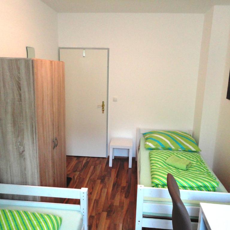 Rentcenter79 - Twin Room with Shared Bathroom - 12