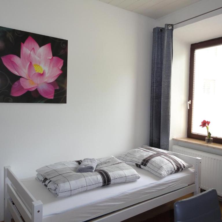 Rentcenter79 - Single Room with Shared Shower and Toilet - 1