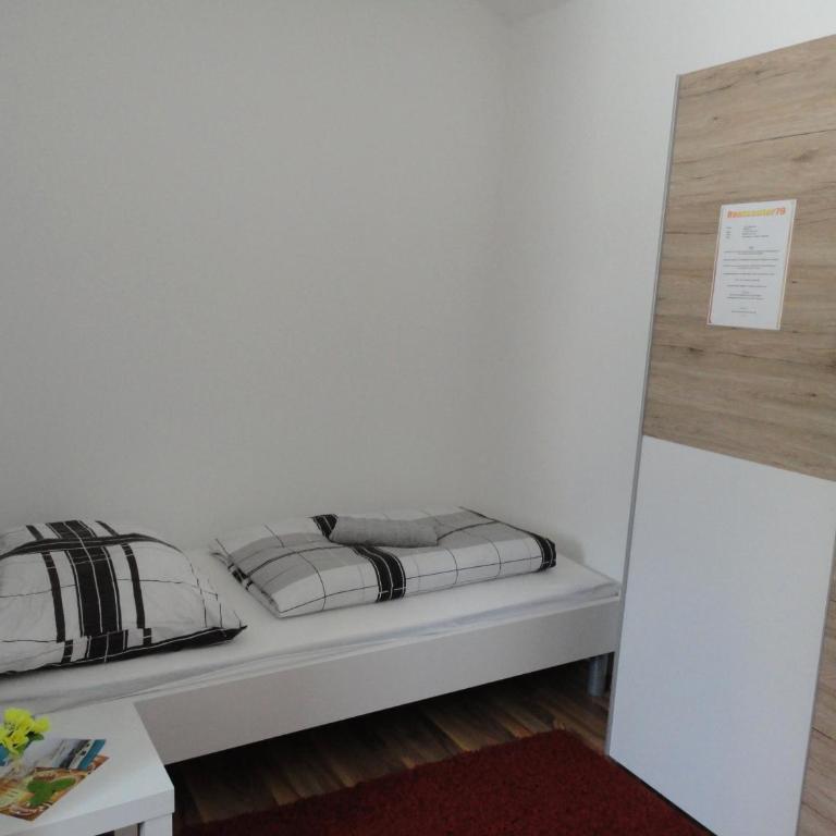 Rentcenter79 - Twin Room with Shared Bathroom - 7