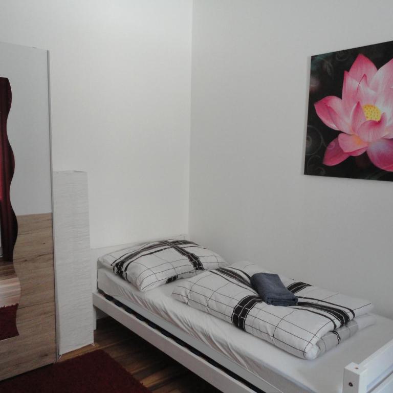 Rentcenter79 - Twin Room with Shared Bathroom - 5