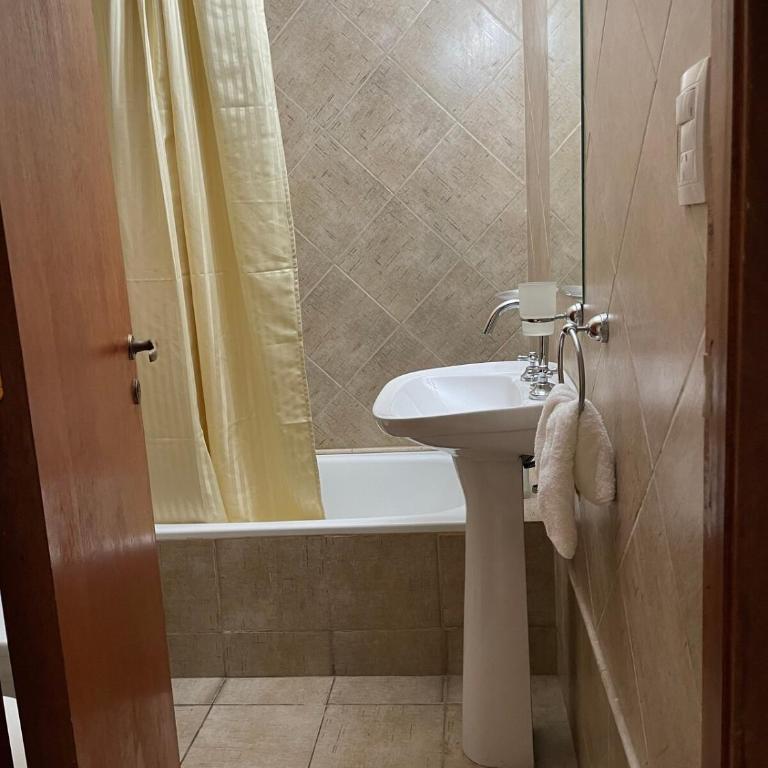 Hermoso departamento sobre Boulevard Gálvez - One-Bedroom Apartment - 6