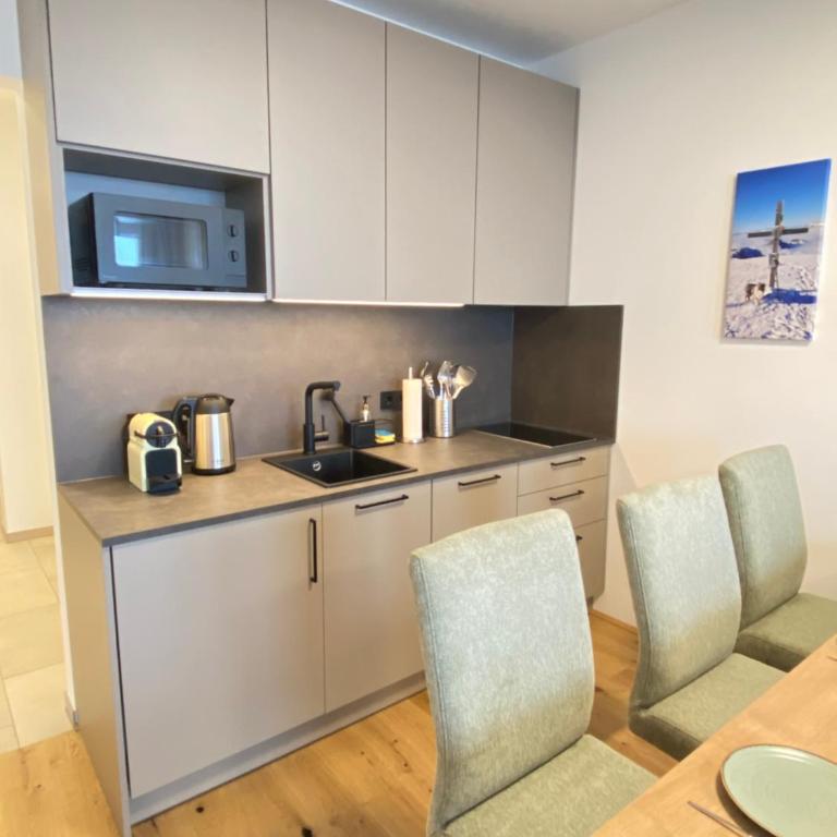 Grimming View I - Zentral in Tauplitz, Nahe Sessellift, Bergblick & Parkplatz - Deluxe Apartment mit Balkon und 2 Schlafzimmern - 4