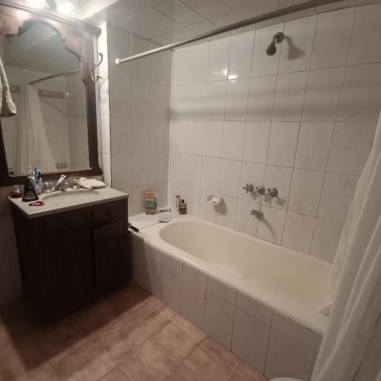 Casa para 10 personas con gran jardin, solo reservas por tel - Casa de 4 dormitorios - 9