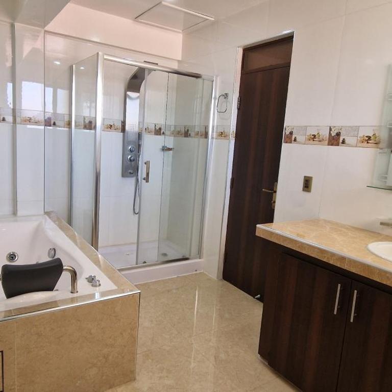 Hospedaje Tunari - Chalet de Lujo con Jacuzzy, Jardin, Horno y Barbacoa a Leña - Habitación con cama extragrande y bañera de hidromasaje - 22