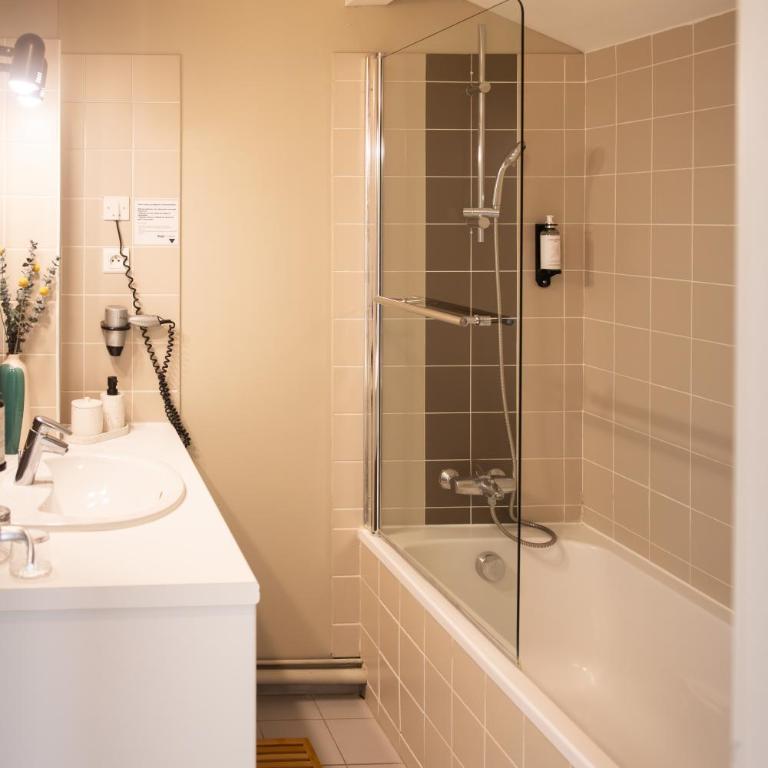 Hôtel les jardins du canal - piscine chauffée à 28 degrés - parking gratuit - garage - bornes électriques - accueil vélos et motos - kids friendly-solaire ecoresponsable - Chambre Double Supérieure Côté Canal - 4