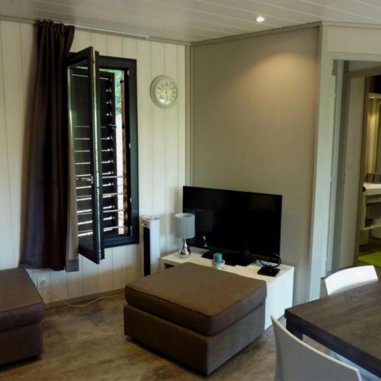 ZEcamping 3 pet friendly restaurant avec une vue panoramique - Three-Bedroom Chalet 5 - Shared Sanitary Facilities - 10