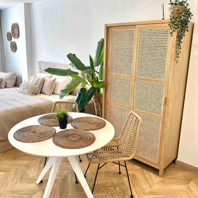 Renovated studio with Communal Pool & Close to beach - Apartamento de 1 dormitorio - 2