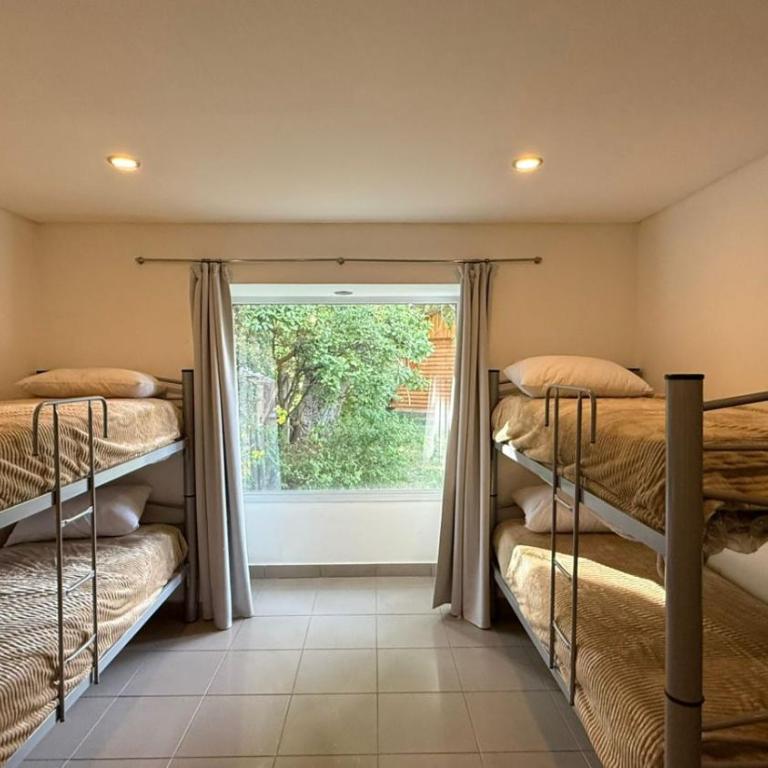 Departamentos-Cabañas y Habitaciones Compartidas El Puente - Cama en habitación compartida mixta de 6 camas - 2