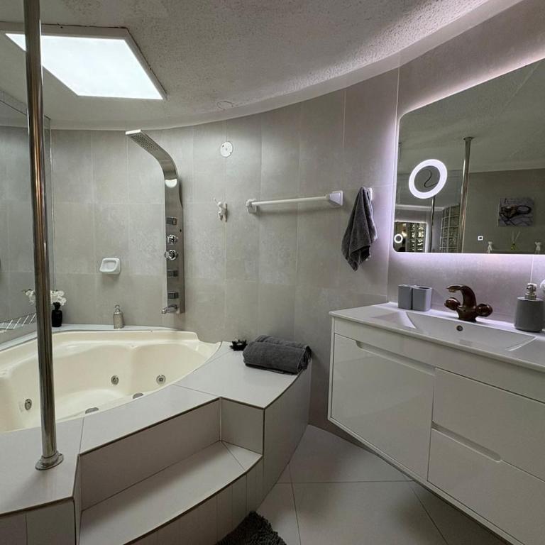 Suite acogedora con Red Room y Jacuzzi - One-Bedroom Apartment - 12