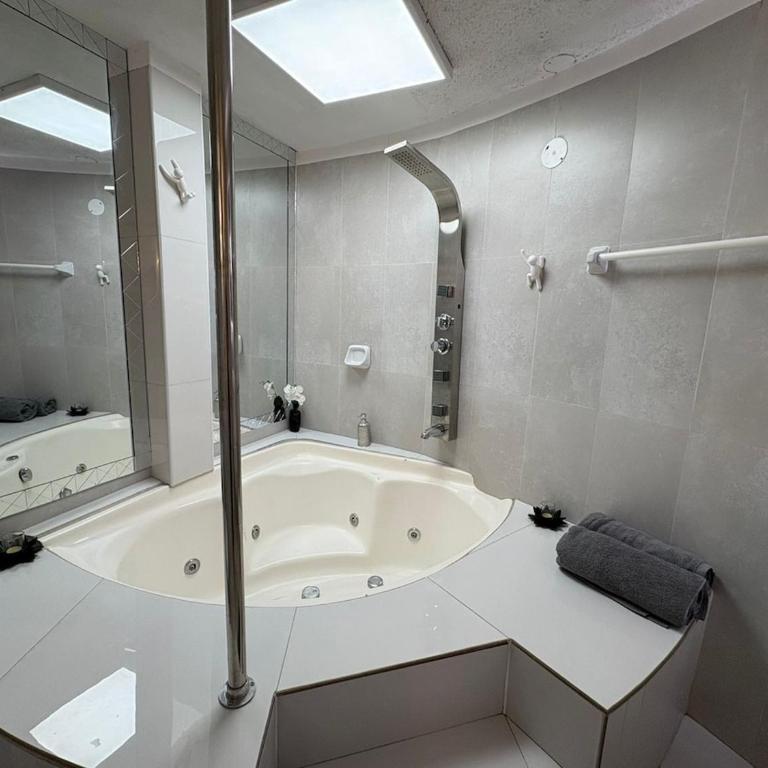 Suite acogedora con Red Room y Jacuzzi - One-Bedroom Apartment - 11