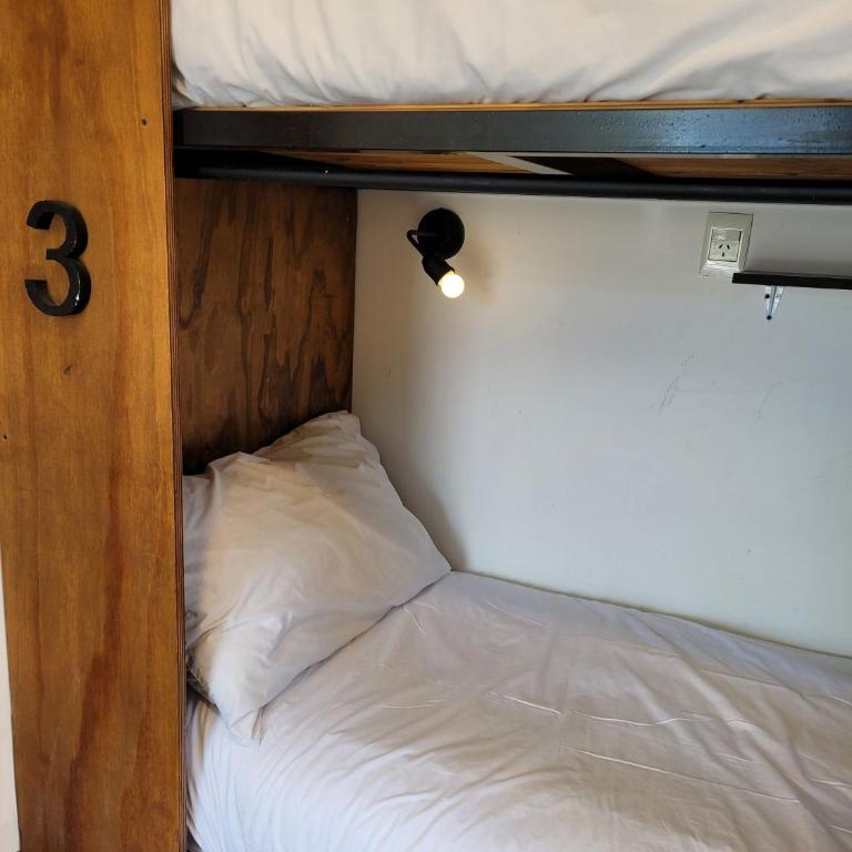 Dormís Acá - Cama en habitación compartida mixta de 8 camas - 7