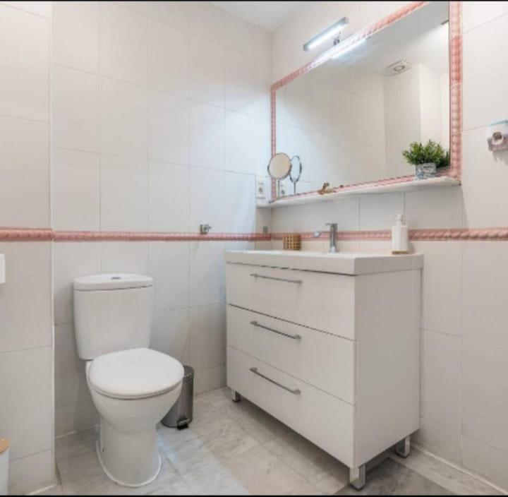 La casa de Lucy - Two-Bedroom Apartment with Balcony - 14