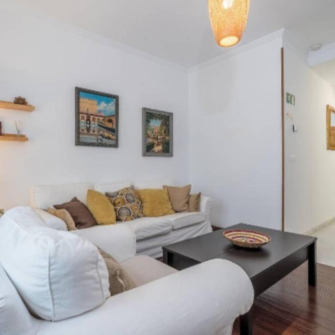 La casa de Lucy - Two-Bedroom Apartment with Balcony - 11