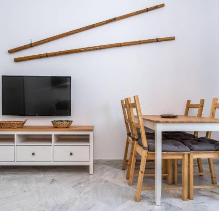 La casa de Lucy - Two-Bedroom Apartment with Balcony - 10