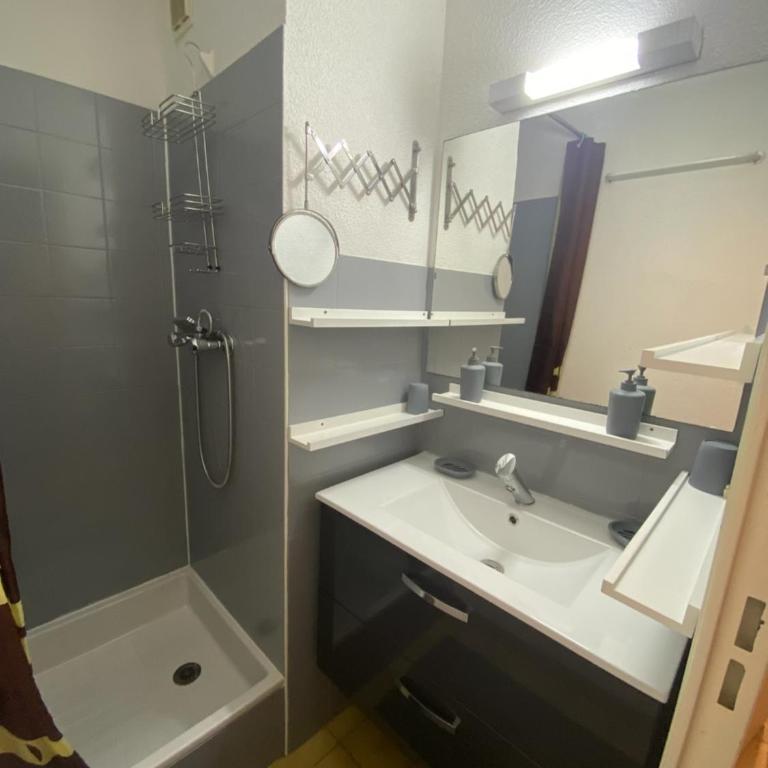 Appartement Vue Port & Parking Privé - 5 min Plage - Appartement 1 Chambre - 4