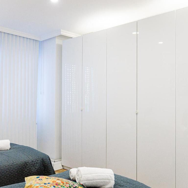 Augusta Prima für bis zu 7 Gäste- Stilvolles Apartment im Zentrum nahe Rathaus - Hochwertige Betten und Bettwäsche - Voll ausgestattete Küche - 4K Smart TV - Aufzug - Kostenlose Nacht Tiefgarage 20-30 bis 9-30 Uhr mit 28 Stellplätzen je nach Verfügbarkeit - Appartamento con 3 Camere da Letto - 18