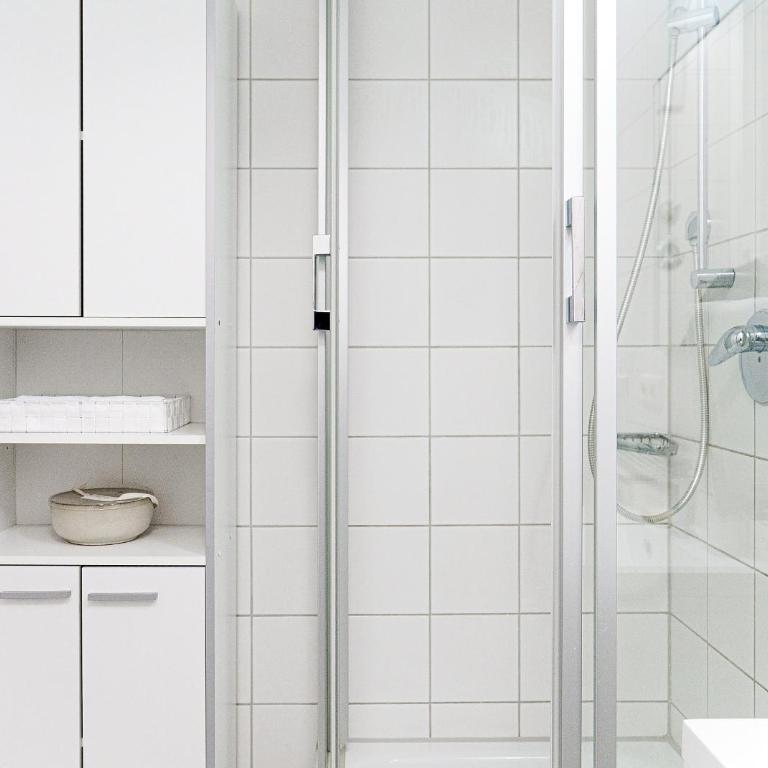 Augusta Prima für bis zu 7 Gäste- Stilvolles Apartment im Zentrum nahe Rathaus - Hochwertige Betten und Bettwäsche - Voll ausgestattete Küche - 4K Smart TV - Aufzug - Kostenlose Nacht Tiefgarage 20-30 bis 9-30 Uhr mit 28 Stellplätzen je nach Verfügbarkeit - Appartamento con 3 Camere da Letto - 27