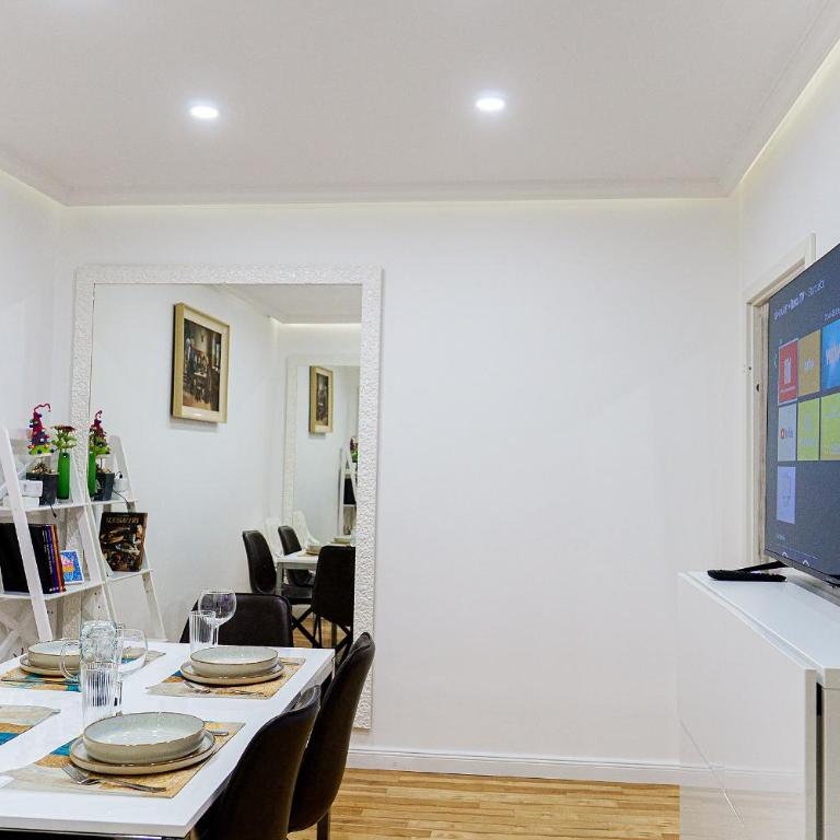 Augusta Prima für bis zu 7 Gäste- Stilvolles Apartment im Zentrum nahe Rathaus - Hochwertige Betten und Bettwäsche - Voll ausgestattete Küche - 4K Smart TV - Aufzug - Kostenlose Nacht Tiefgarage 20-30 bis 9-30 Uhr mit 28 Stellplätzen je nach Verfügbarkeit - Appartamento con 3 Camere da Letto - 8