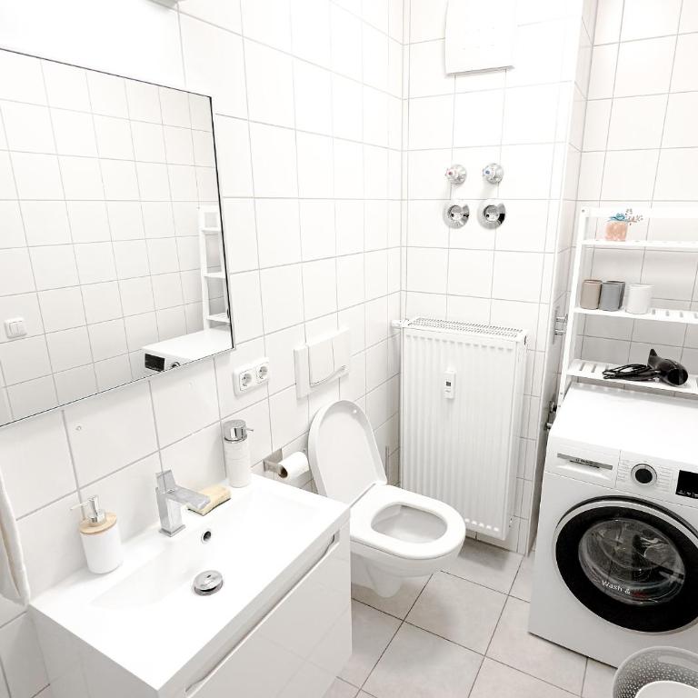 Augusta Prima für bis zu 7 Gäste- Stilvolles Apartment im Zentrum nahe Rathaus - Hochwertige Betten und Bettwäsche - Voll ausgestattete Küche - 4K Smart TV - Aufzug - Kostenlose Nacht Tiefgarage 20-30 bis 9-30 Uhr mit 28 Stellplätzen je nach Verfügbarkeit - Appartamento con 3 Camere da Letto - 14