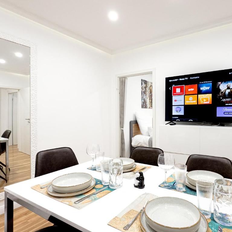 Augusta Prima für bis zu 7 Gäste- Stilvolles Apartment im Zentrum nahe Rathaus - Hochwertige Betten und Bettwäsche - Voll ausgestattete Küche - 4K Smart TV - Aufzug - Kostenlose Nacht Tiefgarage 20-30 bis 9-30 Uhr mit 28 Stellplätzen je nach Verfügbarkeit - Appartamento con 3 Camere da Letto - 31
