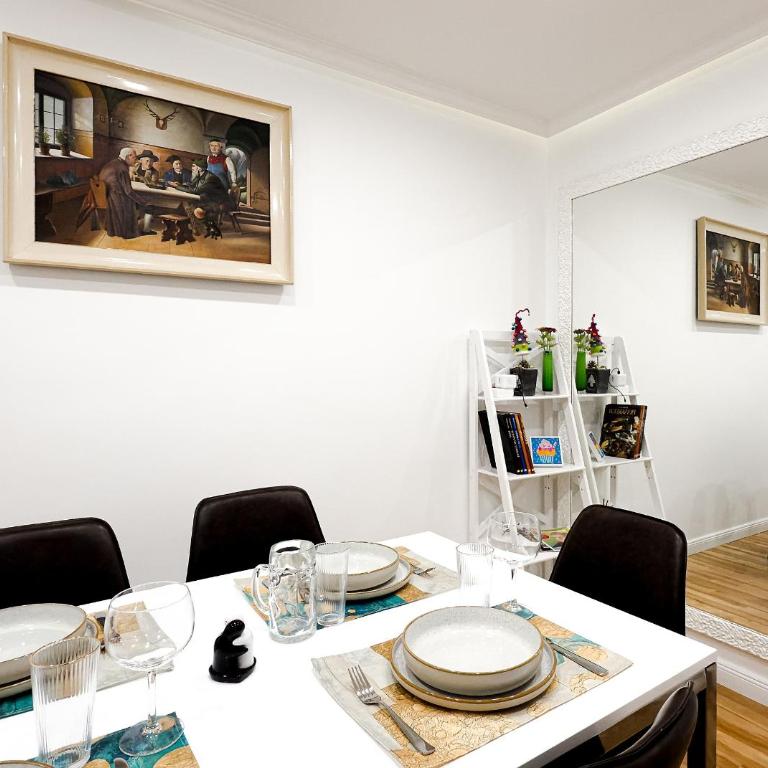 Augusta Prima für bis zu 7 Gäste- Stilvolles Apartment im Zentrum nahe Rathaus - Hochwertige Betten und Bettwäsche - Voll ausgestattete Küche - 4K Smart TV - Aufzug - Kostenlose Nacht Tiefgarage 20-30 bis 9-30 Uhr mit 28 Stellplätzen je nach Verfügbarkeit - Appartamento con 3 Camere da Letto - 29