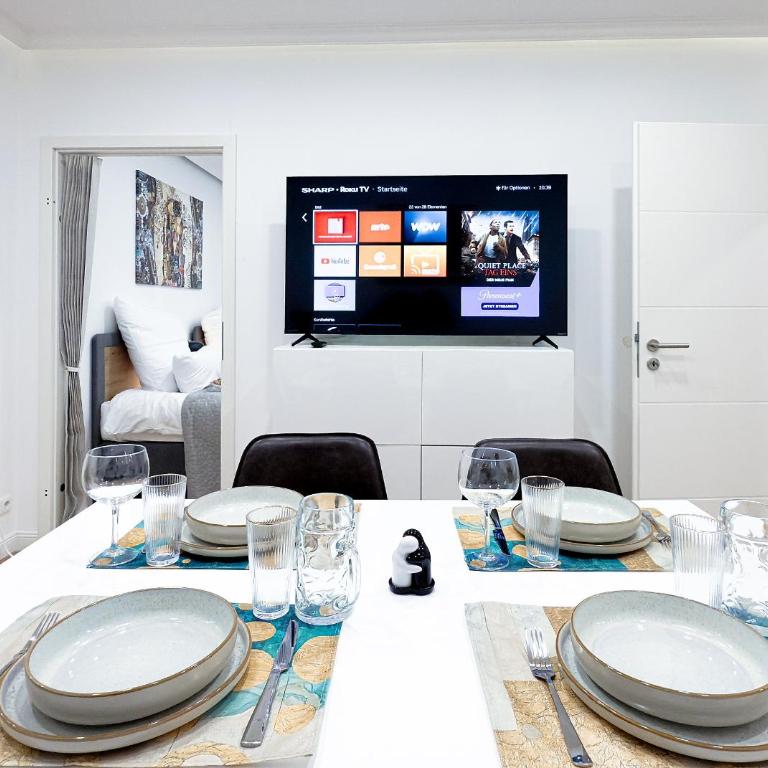 Augusta Prima für bis zu 7 Gäste- Stilvolles Apartment im Zentrum nahe Rathaus - Hochwertige Betten und Bettwäsche - Voll ausgestattete Küche - 4K Smart TV - Aufzug - Kostenlose Nacht Tiefgarage 20-30 bis 9-30 Uhr mit 28 Stellplätzen je nach Verfügbarkeit - Appartamento con 3 Camere da Letto - 38