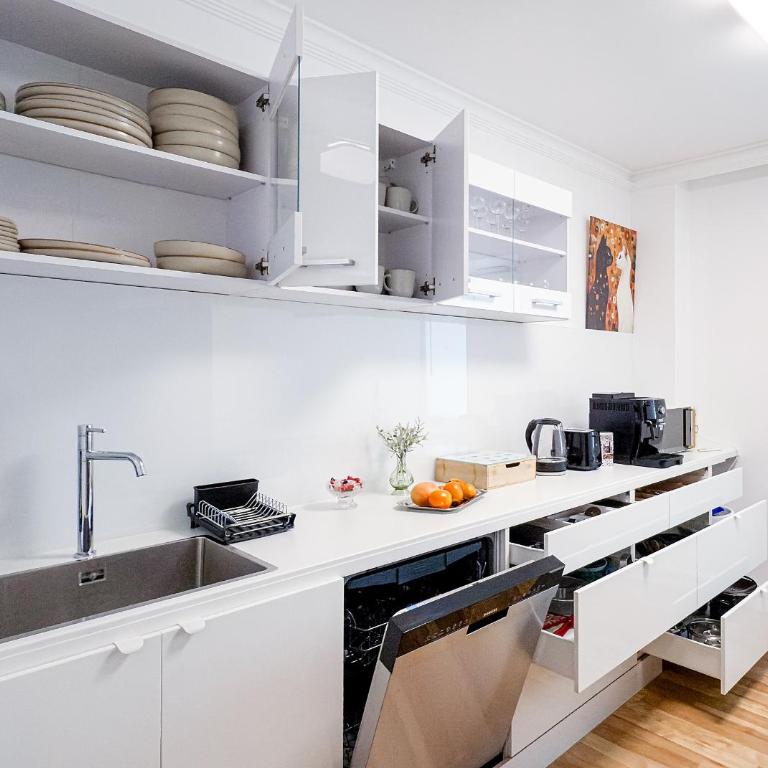 Augusta Prima für bis zu 7 Gäste- Stilvolles Apartment im Zentrum nahe Rathaus - Hochwertige Betten und Bettwäsche - Voll ausgestattete Küche - 4K Smart TV - Aufzug - Kostenlose Nacht Tiefgarage 20-30 bis 9-30 Uhr mit 28 Stellplätzen je nach Verfügbarkeit - Appartamento con 3 Camere da Letto - 7