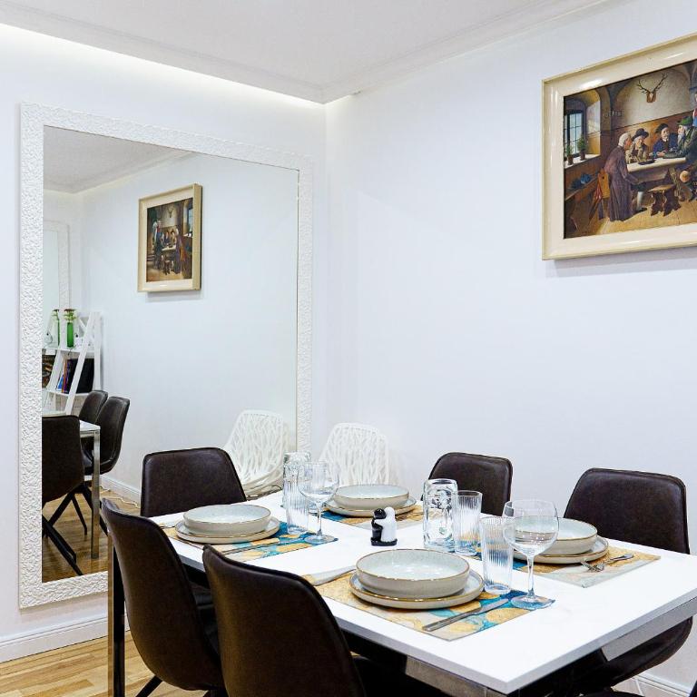 Augusta Prima für bis zu 7 Gäste- Stilvolles Apartment im Zentrum nahe Rathaus - Hochwertige Betten und Bettwäsche - Voll ausgestattete Küche - 4K Smart TV - Aufzug - Kostenlose Nacht Tiefgarage 20-30 bis 9-30 Uhr mit 28 Stellplätzen je nach Verfügbarkeit - Appartamento con 3 Camere da Letto - 1