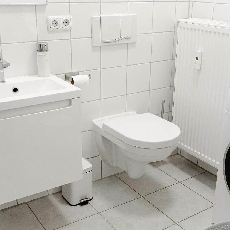 Augusta Prima für bis zu 7 Gäste- Stilvolles Apartment im Zentrum nahe Rathaus - Hochwertige Betten und Bettwäsche - Voll ausgestattete Küche - 4K Smart TV - Aufzug - Kostenlose Nacht Tiefgarage 20-30 bis 9-30 Uhr mit 28 Stellplätzen je nach Verfügbarkeit - Appartamento con 3 Camere da Letto - 25