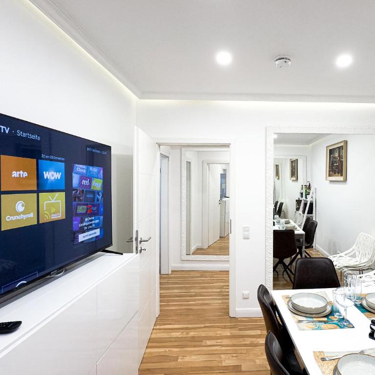 Augusta Prima für bis zu 7 Gäste- Stilvolles Apartment im Zentrum nahe Rathaus - Hochwertige Betten und Bettwäsche - Voll ausgestattete Küche - 4K Smart TV - Aufzug - Kostenlose Nacht Tiefgarage 20-30 bis 9-30 Uhr mit 28 Stellplätzen je nach Verfügbarkeit - Appartamento con 3 Camere da Letto - 23