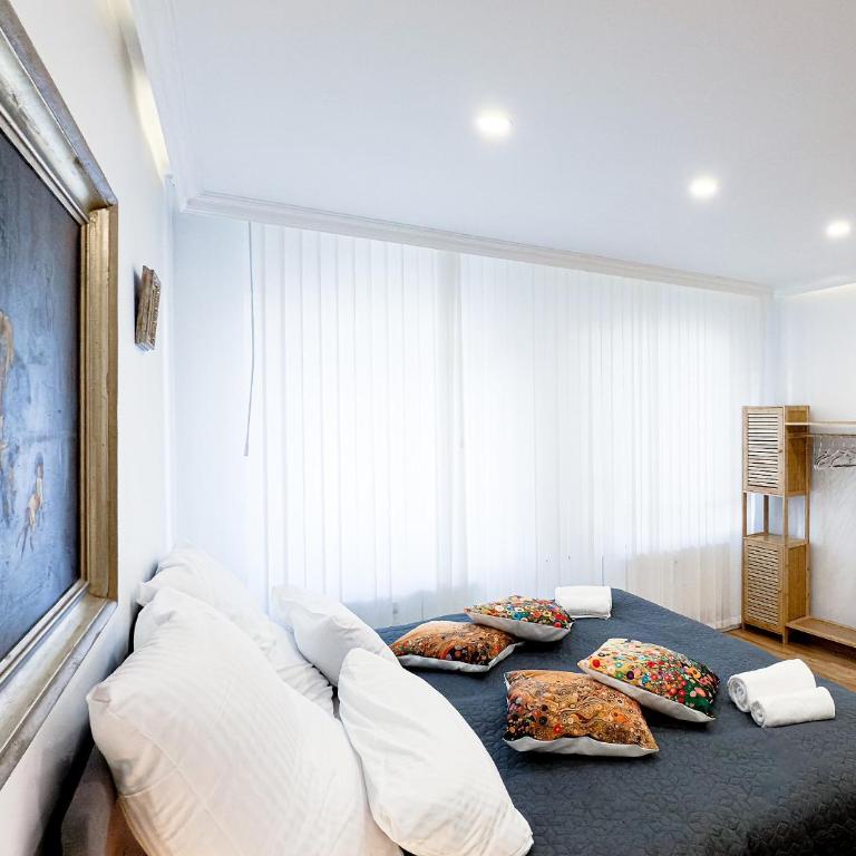 Augusta Prima für bis zu 7 Gäste- Stilvolles Apartment im Zentrum nahe Rathaus - Hochwertige Betten und Bettwäsche - Voll ausgestattete Küche - 4K Smart TV - Aufzug - Kostenlose Nacht Tiefgarage 20-30 bis 9-30 Uhr mit 28 Stellplätzen je nach Verfügbarkeit - Appartamento con 3 Camere da Letto - 24