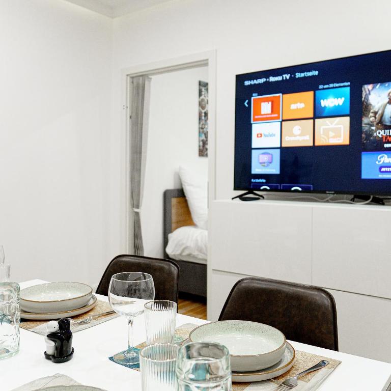 Augusta Prima für bis zu 7 Gäste- Stilvolles Apartment im Zentrum nahe Rathaus - Hochwertige Betten und Bettwäsche - Voll ausgestattete Küche - 4K Smart TV - Aufzug - Kostenlose Nacht Tiefgarage 20-30 bis 9-30 Uhr mit 28 Stellplätzen je nach Verfügbarkeit - Appartamento con 3 Camere da Letto - 12