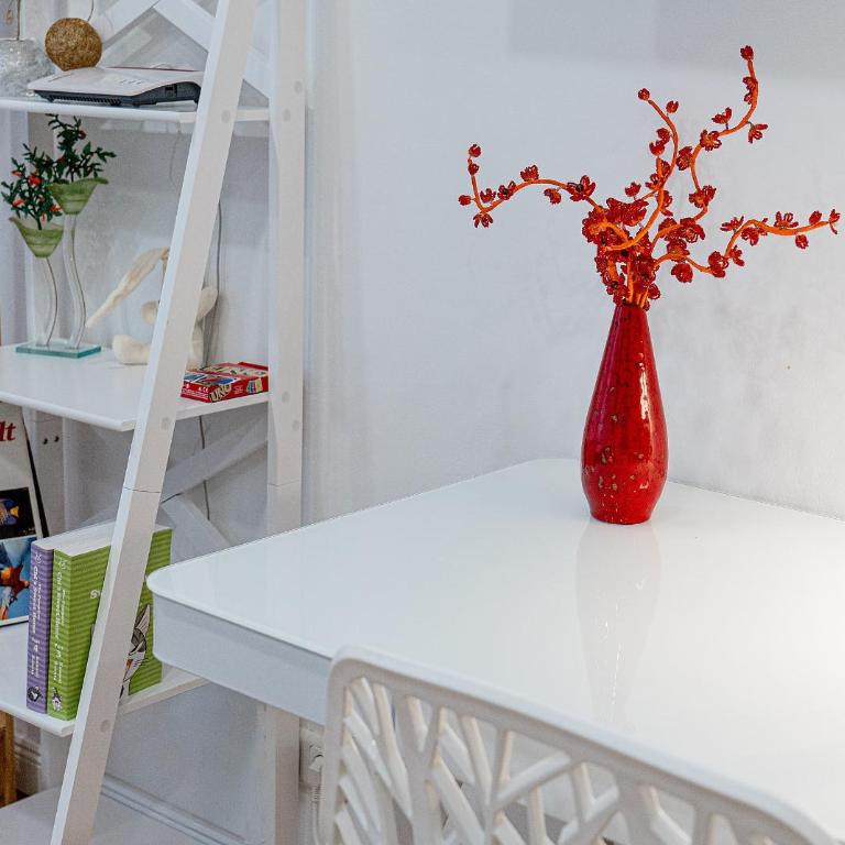 Augusta Prima für bis zu 7 Gäste- Stilvolles Apartment im Zentrum nahe Rathaus - Hochwertige Betten und Bettwäsche - Voll ausgestattete Küche - 4K Smart TV - Aufzug - Kostenlose Nacht Tiefgarage 20-30 bis 9-30 Uhr mit 28 Stellplätzen je nach Verfügbarkeit - Appartamento con 3 Camere da Letto - 13