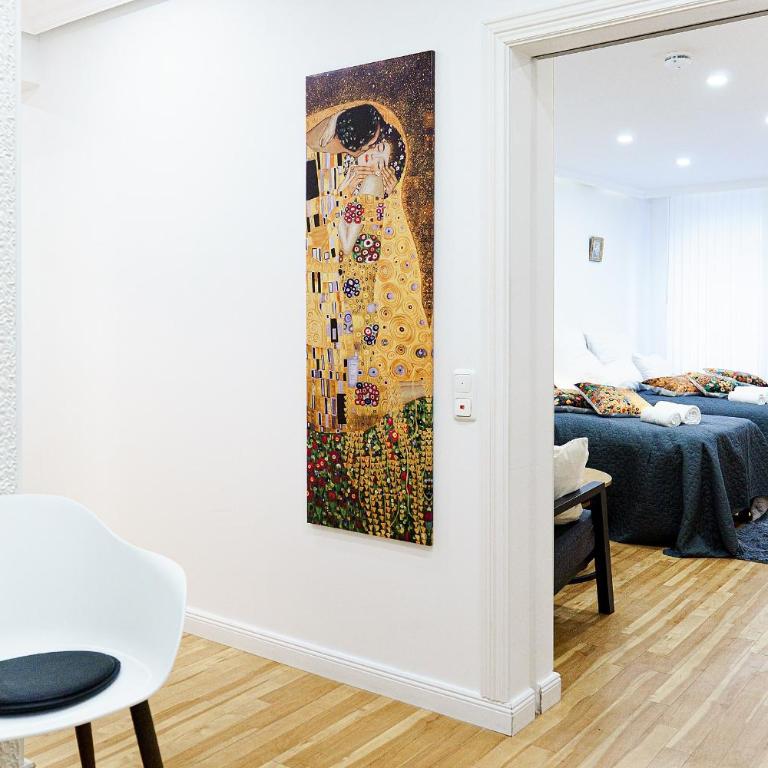 Augusta Prima für bis zu 7 Gäste- Stilvolles Apartment im Zentrum nahe Rathaus - Hochwertige Betten und Bettwäsche - Voll ausgestattete Küche - 4K Smart TV - Aufzug - Kostenlose Nacht Tiefgarage 20-30 bis 9-30 Uhr mit 28 Stellplätzen je nach Verfügbarkeit - Appartamento con 3 Camere da Letto - 20