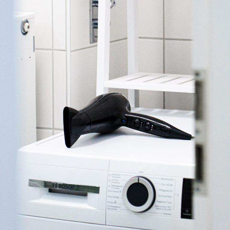 Augusta Prima für bis zu 7 Gäste- Stilvolles Apartment im Zentrum nahe Rathaus - Hochwertige Betten und Bettwäsche - Voll ausgestattete Küche - 4K Smart TV - Aufzug - Kostenlose Nacht Tiefgarage 20-30 bis 9-30 Uhr mit 28 Stellplätzen je nach Verfügbarkeit - Appartamento con 3 Camere da Letto - 35