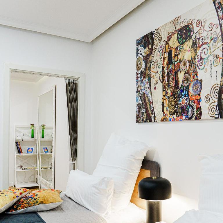 Augusta Prima für bis zu 7 Gäste- Stilvolles Apartment im Zentrum nahe Rathaus - Hochwertige Betten und Bettwäsche - Voll ausgestattete Küche - 4K Smart TV - Aufzug - Kostenlose Nacht Tiefgarage 20-30 bis 9-30 Uhr mit 28 Stellplätzen je nach Verfügbarkeit - Appartamento con 3 Camere da Letto - 16