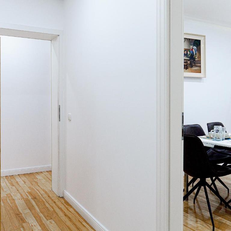 Augusta Prima für bis zu 7 Gäste- Stilvolles Apartment im Zentrum nahe Rathaus - Hochwertige Betten und Bettwäsche - Voll ausgestattete Küche - 4K Smart TV - Aufzug - Kostenlose Nacht Tiefgarage 20-30 bis 9-30 Uhr mit 28 Stellplätzen je nach Verfügbarkeit - Appartamento con 3 Camere da Letto - 34