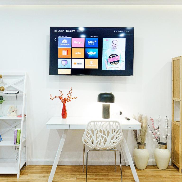 Augusta Prima für bis zu 7 Gäste- Stilvolles Apartment im Zentrum nahe Rathaus - Hochwertige Betten und Bettwäsche - Voll ausgestattete Küche - 4K Smart TV - Aufzug - Kostenlose Nacht Tiefgarage 20-30 bis 9-30 Uhr mit 28 Stellplätzen je nach Verfügbarkeit - Appartamento con 3 Camere da Letto - 32