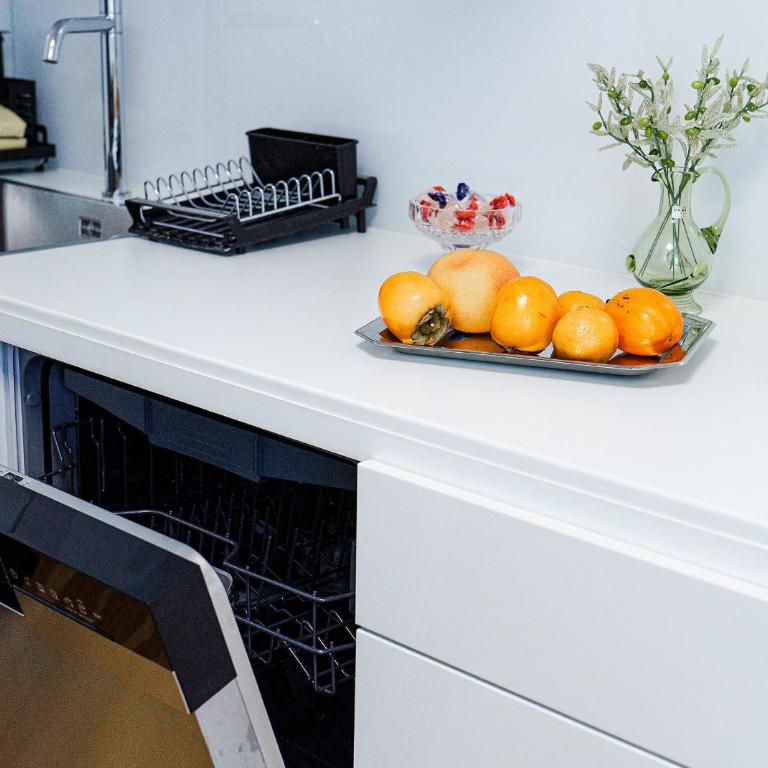 Augusta Prima für bis zu 7 Gäste- Stilvolles Apartment im Zentrum nahe Rathaus - Hochwertige Betten und Bettwäsche - Voll ausgestattete Küche - 4K Smart TV - Aufzug - Kostenlose Nacht Tiefgarage 20-30 bis 9-30 Uhr mit 28 Stellplätzen je nach Verfügbarkeit - Appartamento con 3 Camere da Letto - 36