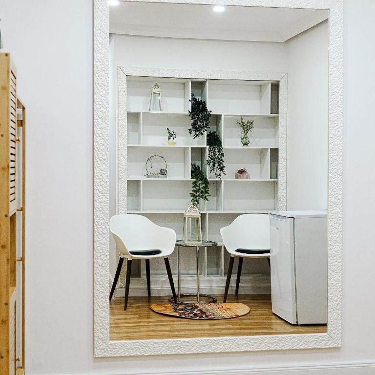 Augusta Prima für bis zu 7 Gäste- Stilvolles Apartment im Zentrum nahe Rathaus - Hochwertige Betten und Bettwäsche - Voll ausgestattete Küche - 4K Smart TV - Aufzug - Kostenlose Nacht Tiefgarage 20-30 bis 9-30 Uhr mit 28 Stellplätzen je nach Verfügbarkeit - Appartamento con 3 Camere da Letto - 44
