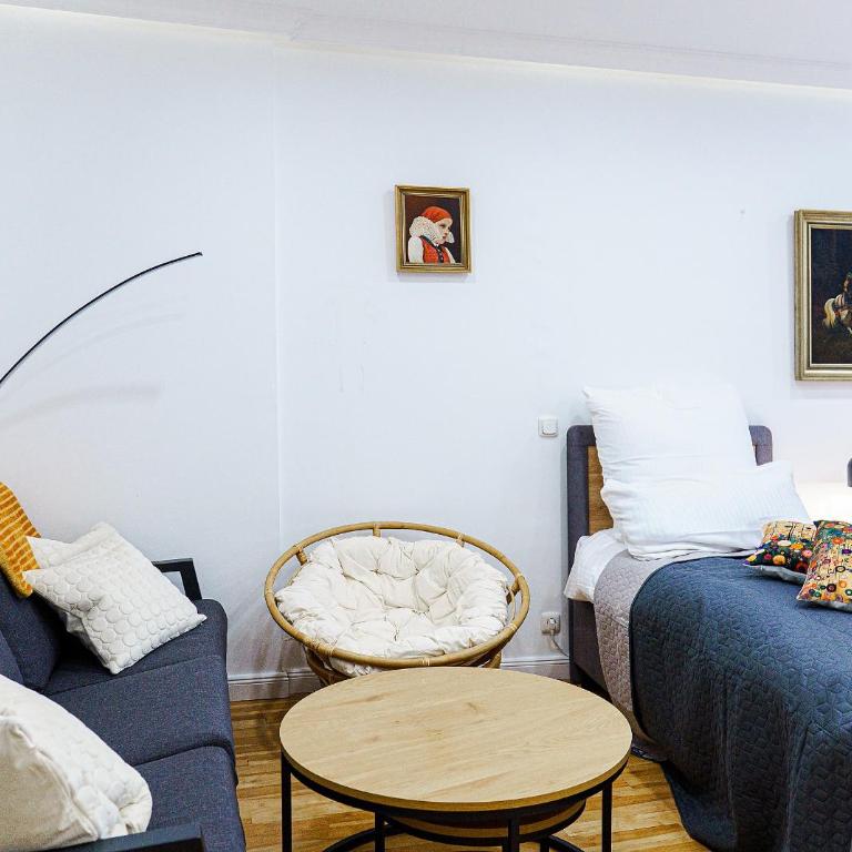 Augusta Prima für bis zu 7 Gäste- Stilvolles Apartment im Zentrum nahe Rathaus - Hochwertige Betten und Bettwäsche - Voll ausgestattete Küche - 4K Smart TV - Aufzug - Kostenlose Nacht Tiefgarage 20-30 bis 9-30 Uhr mit 28 Stellplätzen je nach Verfügbarkeit - Appartamento con 3 Camere da Letto - 37