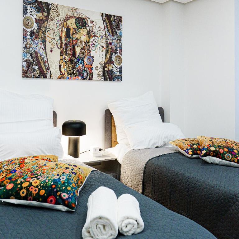 Augusta Prima für bis zu 7 Gäste- Stilvolles Apartment im Zentrum nahe Rathaus - Hochwertige Betten und Bettwäsche - Voll ausgestattete Küche - 4K Smart TV - Aufzug - Kostenlose Nacht Tiefgarage 20-30 bis 9-30 Uhr mit 28 Stellplätzen je nach Verfügbarkeit - Appartamento con 3 Camere da Letto - 46